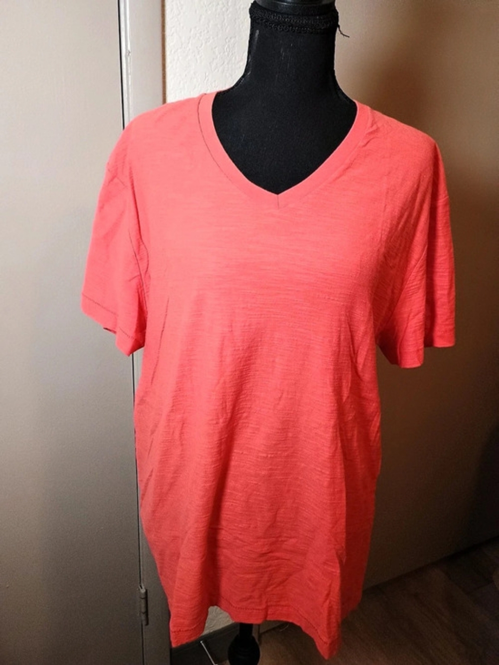 Calvin Klein Jeans V-Neck Cotton Tee in Pink Size XL